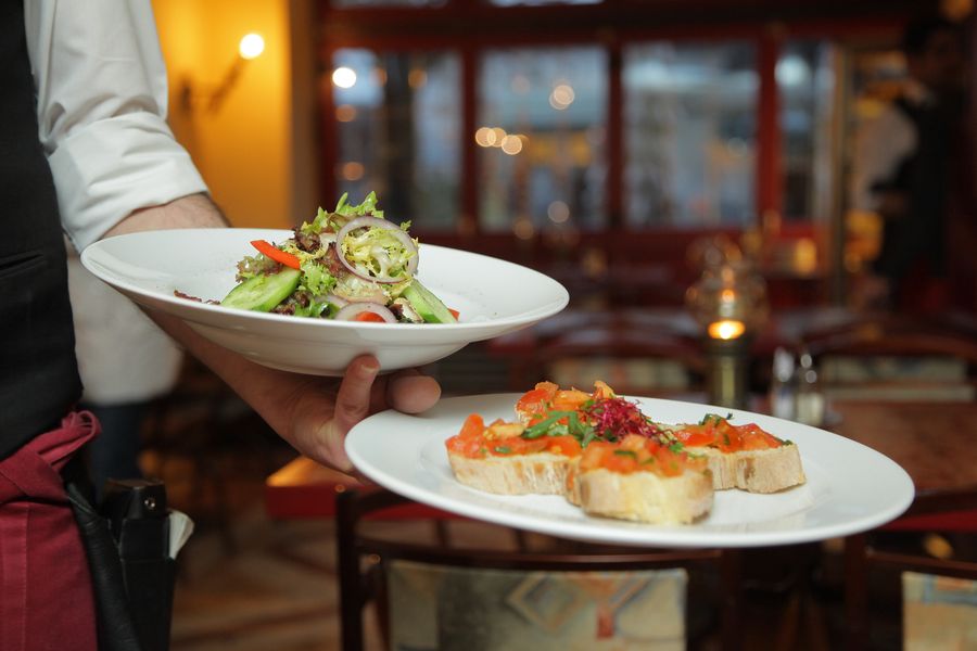 Atmosfera eleganckiej sali restauracyjnej