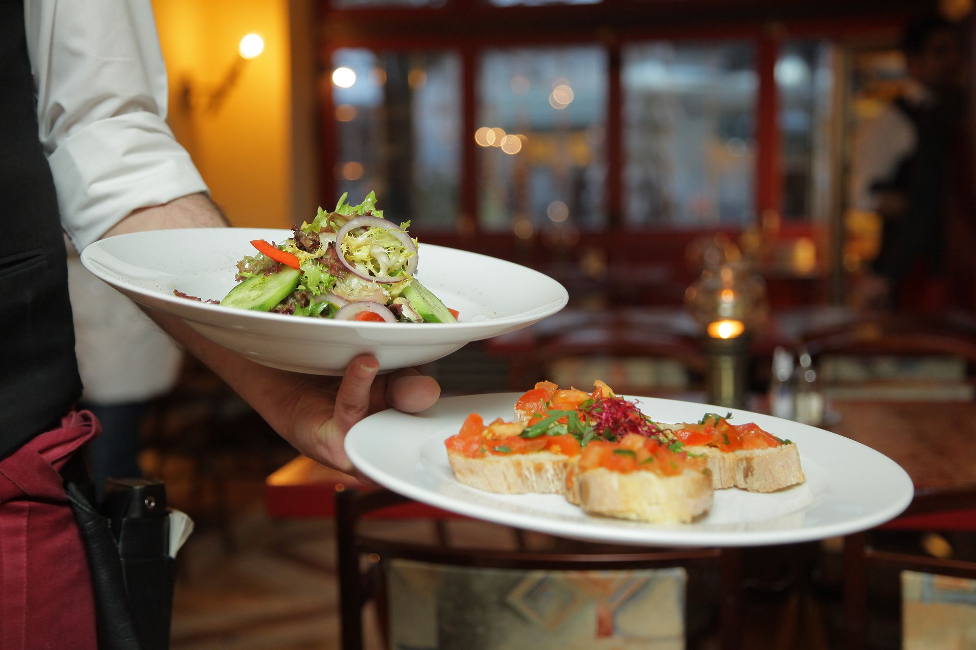 Eleganckie wnętrze restauracji z nakrytymi stolikami